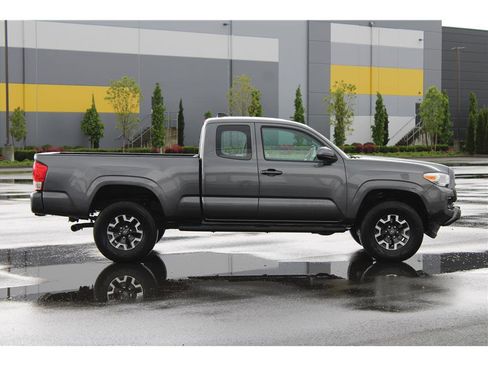 Used 2017 Toyota Tacoma SR5 RWD image 4