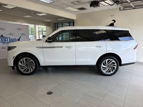 Used 2025 Lincoln Navigator Reserve AWD/4WD image 4