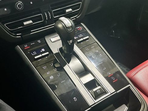 Used 2024 Porsche Macan AWD/4WD image 17