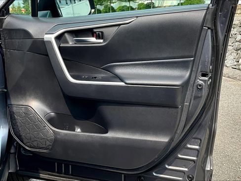 Used 2021 Toyota RAV4 XLE w/ Convenience Package image 12