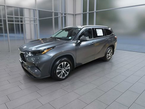 Used 2022 Toyota Highlander XLE AWD/4WD image 4