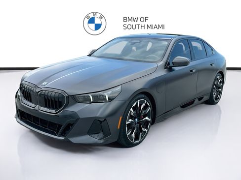 Used 2025 BMW 550e xDrive w/ Executive Package AWD/4WD image 3