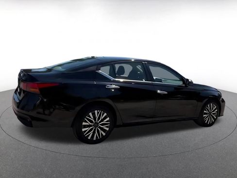 Used 2025 Nissan Altima 2.5 SV FWD image 6