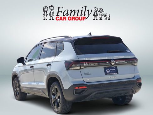 Used 2025 Volkswagen Taos SE FWD image 3