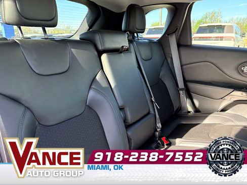 Used 2019 Jeep Cherokee Latitude Plus AWD/4WD image 19