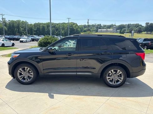 Used 2023 Ford Explorer XLT w/ Equipment Group 202A AWD/4WD image 4
