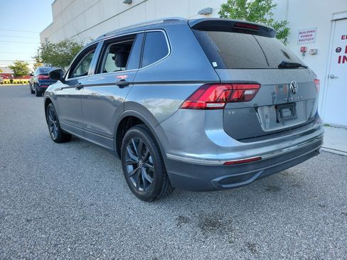 Used 2022 Volkswagen Tiguan SE w/ Panoramic Sunroof Package FWD image 4