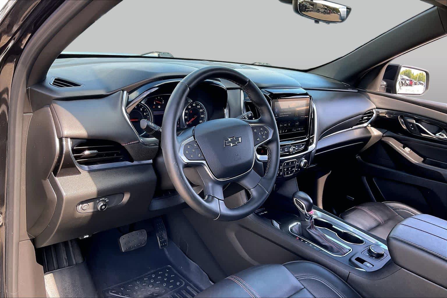 Used 2023 Chevrolet Traverse RS FWD image 16