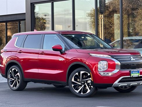 New 2025 Mitsubishi Outlander SE image 3