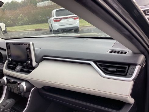 Used 2019 Toyota RAV4 XLE image 16