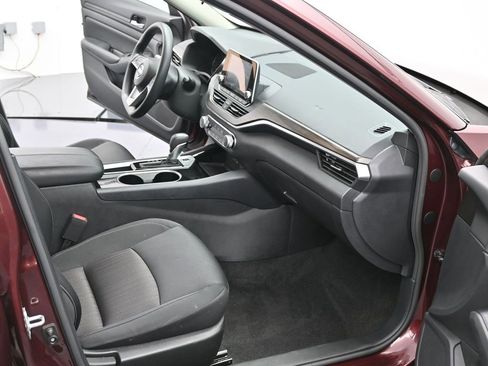 Used 2024 Nissan Altima 2.5 SV image 7
