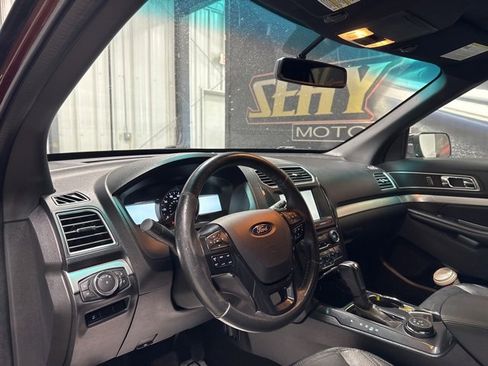 Used 2016 Ford Explorer XLT w/ Equipment Group 202A image 5