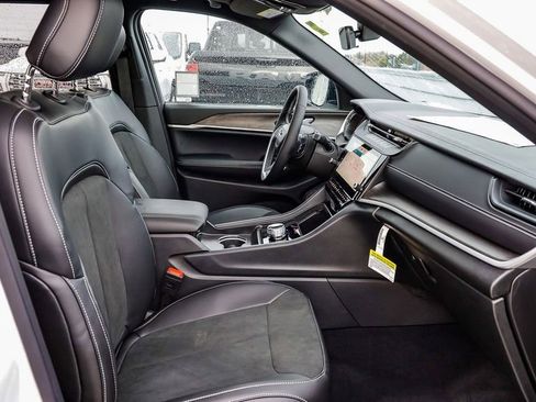 New 2026 Jeep Grand Cherokee Altitude image 21