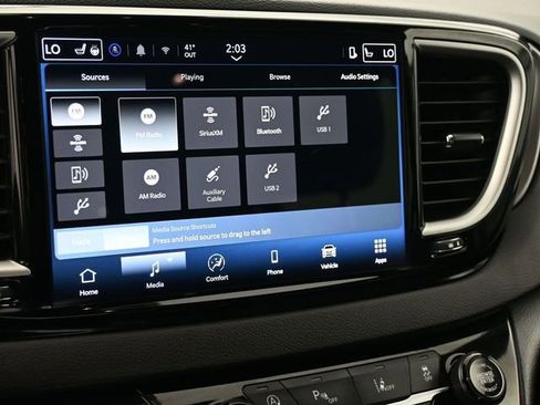 Used 2025 Chrysler Pacifica Select image 25