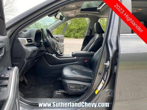 Used 2023 Toyota Highlander XLE image 16