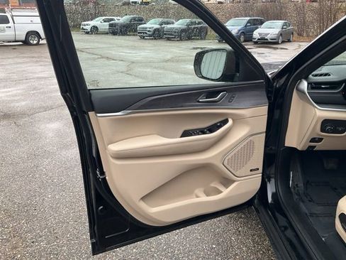 Used 2023 Jeep Grand Cherokee Limited w/ Luxury Tech Group II AWD/4WD image 16