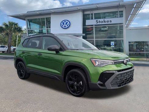 New 2026 Volkswagen Taos SE image 2