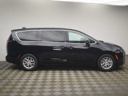 New 2027 Chrysler Pacifica Select FWD image 3