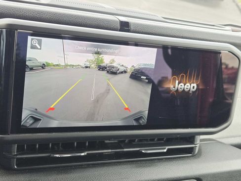 Used 2024 Jeep Gladiator Sport image 31