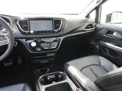 Used 2025 Chrysler Pacifica Select FWD image 19