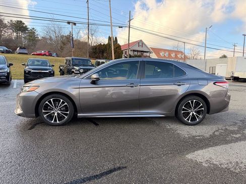 Used 2020 Toyota Camry SE image 3