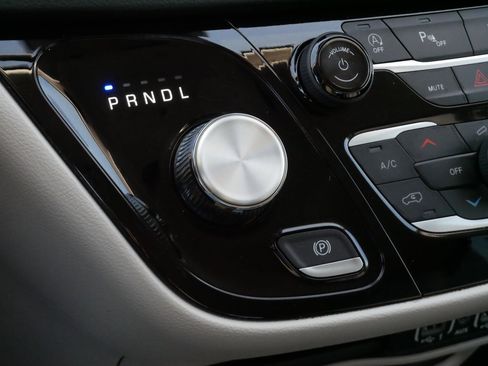 Used 2024 Chrysler Pacifica Touring-L image 24