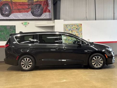 Used 2024 Chrysler Pacifica Limited FWD image 3