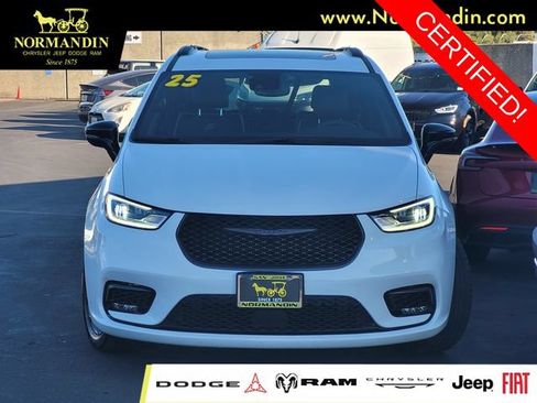 Certified 2025 Chrysler Pacifica Limited FWD image 2