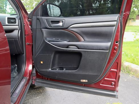 Used 2019 Toyota Highlander Limited Platinum w/ Carpet Mat Package (TMS) AWD/4WD image 37