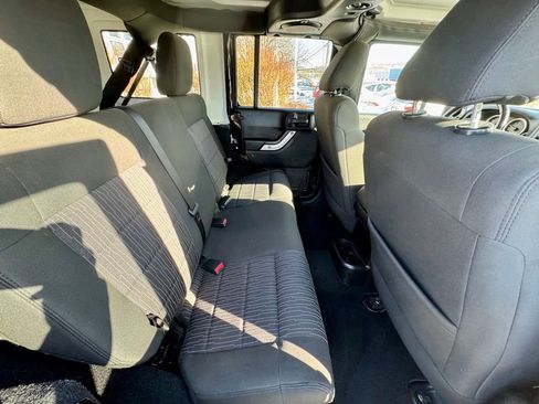 Used 2011 Jeep Wrangler Unlimited Sahara image 12