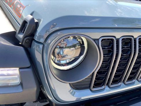 Used 2024 Jeep Gladiator Mojave w/ Technology Group AWD/4WD image 26