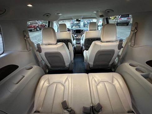 Used 2021 Chrysler Pacifica Touring-L image 10