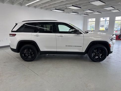 Used 2023 Jeep Grand Cherokee Altitude AWD/4WD image 14