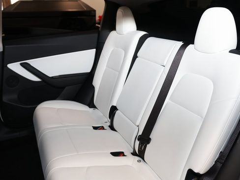 Used 2021 Tesla Model Y Long Range image 13