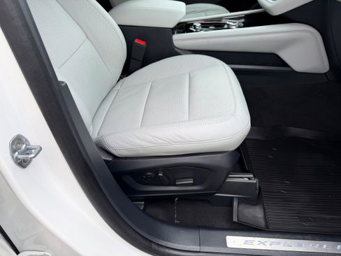 Certified 2025 Ford Explorer Platinum w/ LUX Leather Package image 26