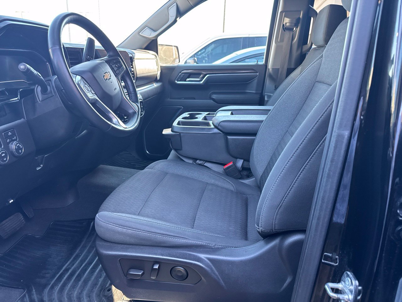 Used 2023 Chevrolet Silverado 1500 LT AWD/4WD image 8