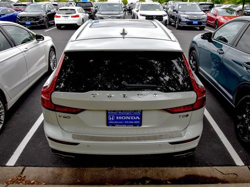Used 2022 Volvo V60 T5 Cross Country w/ Advanced Package AWD/4WD image 5