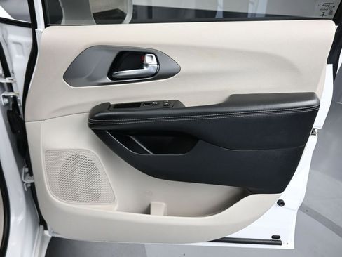 Used 2022 Chrysler Pacifica Touring-L FWD image 59