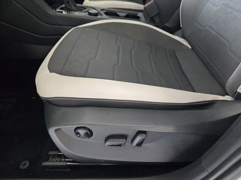 Used 2025 Volkswagen Taos SE AWD/4WD image 26
