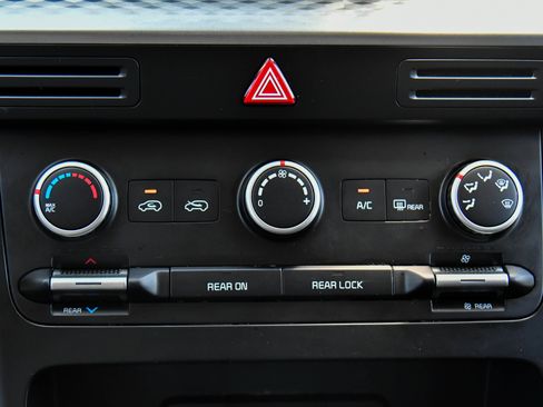 Used 2024 Kia Carnival LX FWD image 24