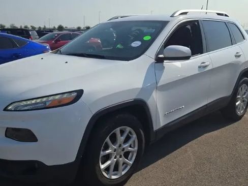 Used 2016 Jeep Cherokee Latitude FWD image 1