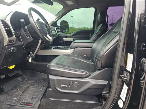 Used 2019 Ford F250 Lariat w/ Lariat Ultimate Package AWD/4WD image 2