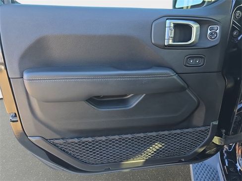 Used 2018 Jeep Wrangler Unlimited Sahara image 30