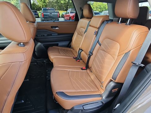 Used 2024 Nissan Pathfinder Platinum w/ Cargo Package image 8