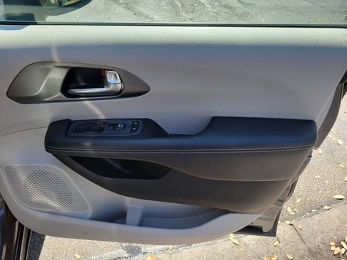 Used 2023 Chrysler Pacifica Touring-L image 7