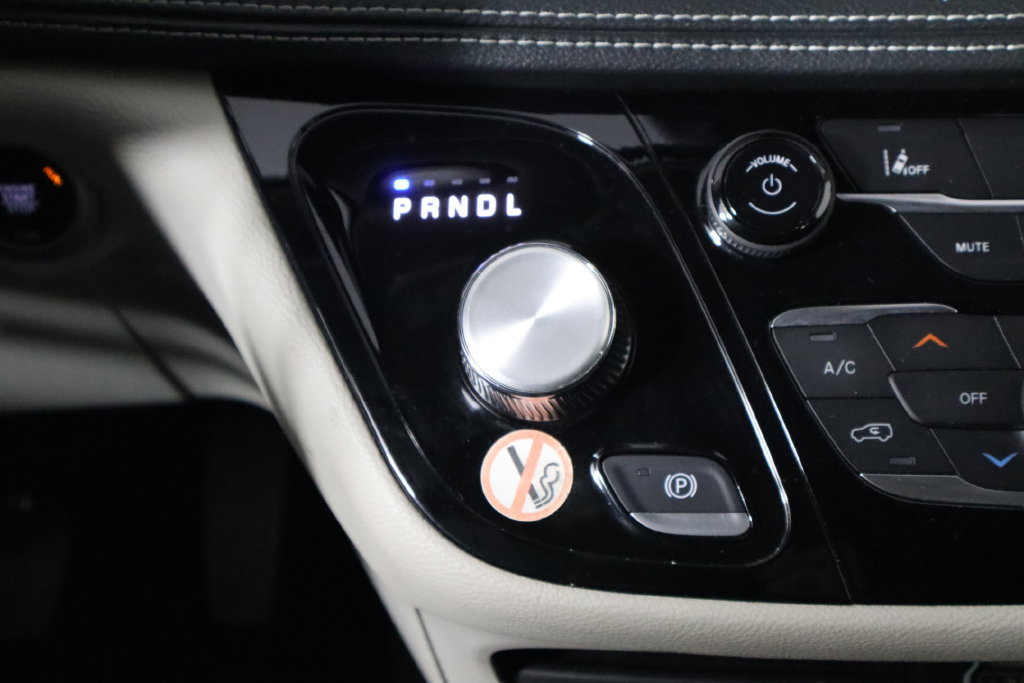 Used 2024 Chrysler Pacifica Limited FWD image 30