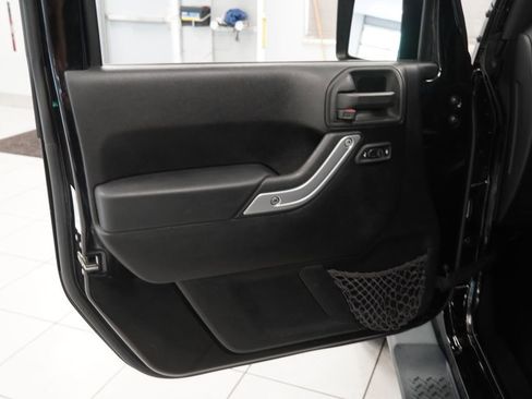 Used 2013 Jeep Wrangler Unlimited Sahara w/ Max Tow Pkg AWD/4WD image 5
