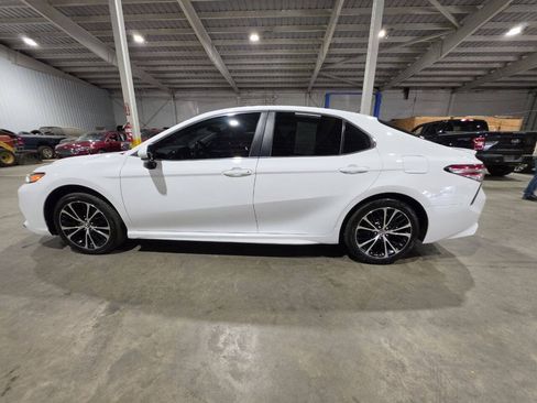 Used 2020 Toyota Camry SE FWD image 5