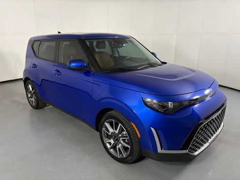 Used 2024 Kia Soul EX w/ Option Group 015 FWD image 2