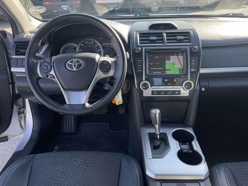 Used 2014 Toyota Camry SE w/ Moonroof Package FWD image 4